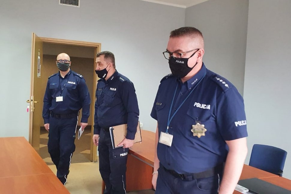 Od lewej stoją: Pierwszy Zastępca Komendanta Powiatowego Policji w Bieruniu, nowy Komendant Powiatowy Policji w Bieruniu, Naczelnik Wydziału Prewencji