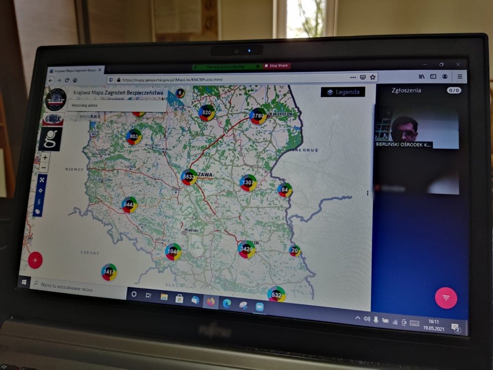 Ekran laptopa, na którym jest widoczna internetowa krajowa mapa zagrożeń bezpieczeństwa