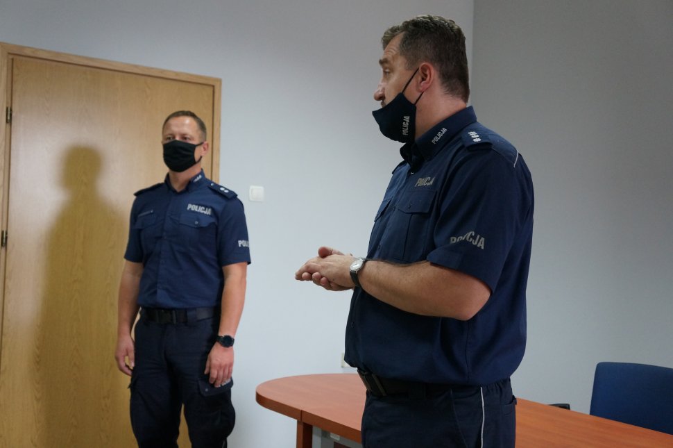 Na sali odpraw po lewej stoi podkomisarz Dariusz Kasperek, po prawej - nadkomisarz Dariusz Waligóra