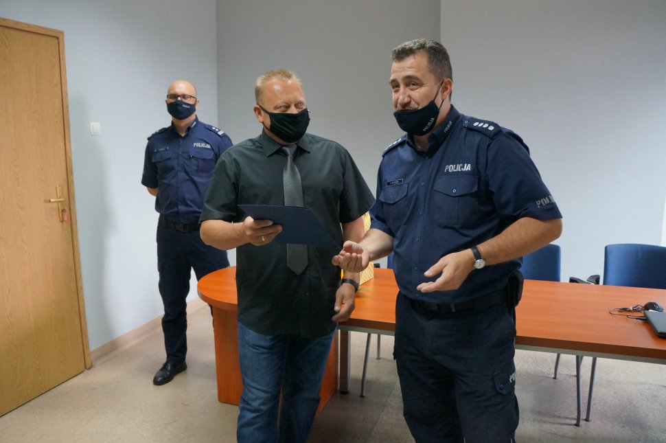Na sali odpraw po lewej aspirant sztabowy Paweł Bujak, po prawej stronie nadkomisarz Dariusz Waligóra. Na drugim planie stoi młodszy inspektor Jarosław Dziendziel