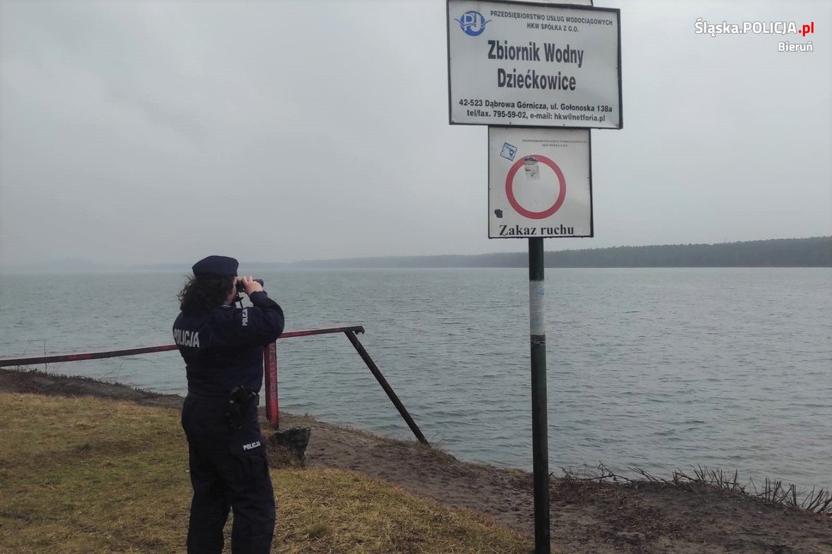 Na zdjęciu widzimy policjantkę przy zbiorniku wodnym Dziećkowice