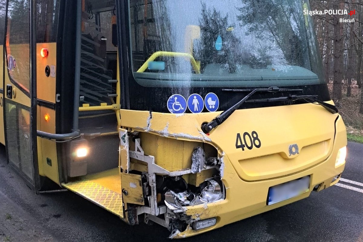 Na zdjęciu widzimy uszkodzony przód autobusu komunikacji miejskiej w wyniku zdarzenia drogowego