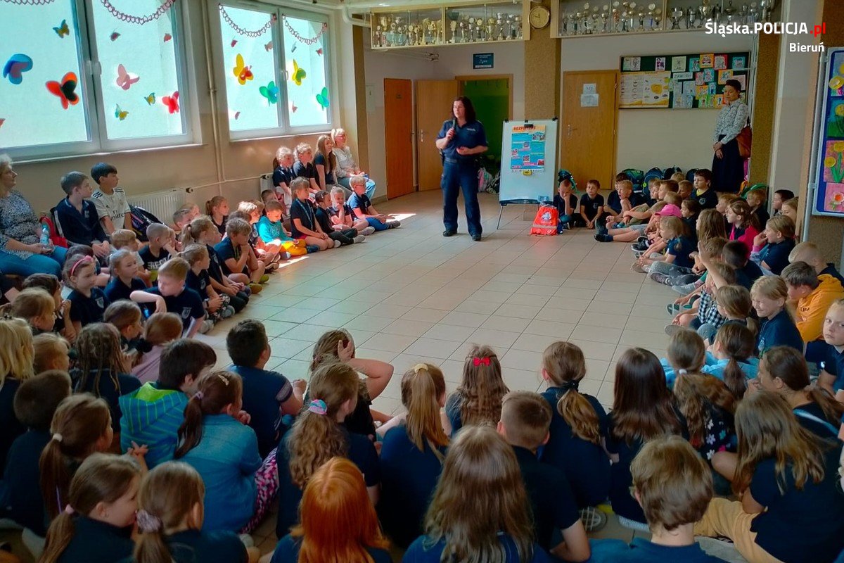 Na zdjęciu widzimy policjantkę rozmawiającą z uczniami