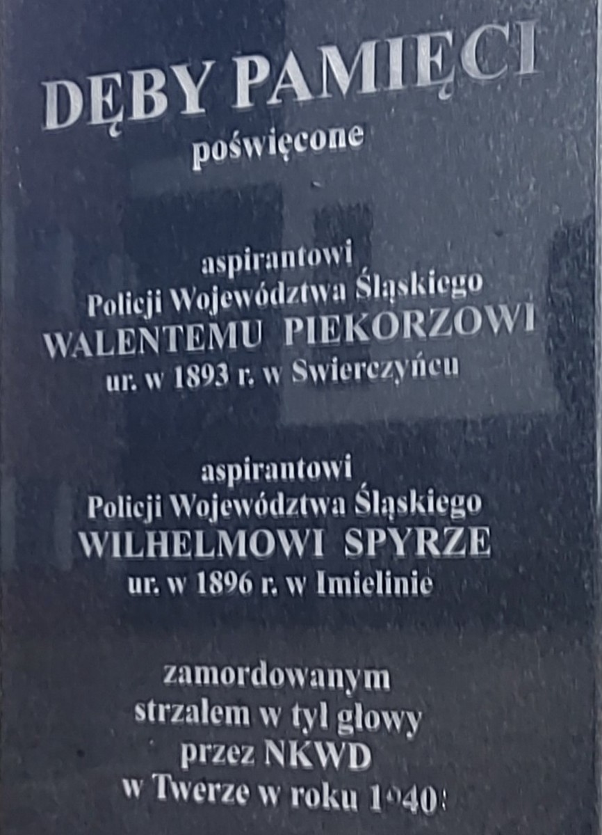 Na zdjęciu napis „Dęby Pamięci” upamiętniającym zamordowanych aspirantów Policji Województwa Śląskiego - Walentego Piekorza i Wilhelma Spyrę 