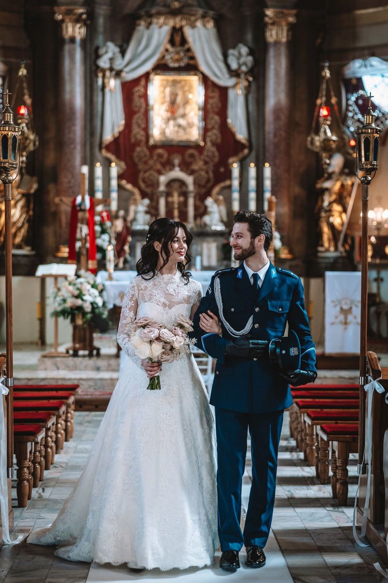 Na zdjęciu widzimy policjanta w czasie ślubu