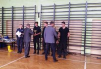 Policjanci wręczają nagrody uczniom