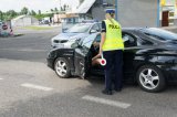 Policjantka dokonuje badania stanu trzeźwości kierującego