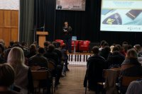 holenderska policjantka i uczniowie na konferencji