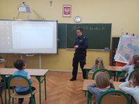 Policjant i uczniowie podczas prelekcji