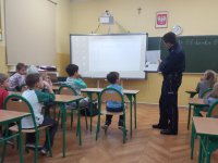 Policjant i uczniowie podczas prelekcji