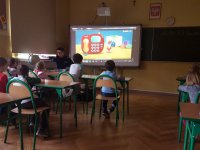 Policjant i uczniowie podczas prelekcji