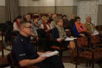 Policjant i uczestnicy debaty