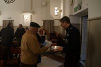 Policjant i uczestnik debaty