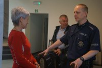 Policjant i uczestnicy debaty