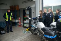 Uczennice PZS w Lędzinach i policjanci podczas &quot;Dnia przedsiębiorczości&quot;