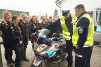 Policjanci i uczennice PZS w Lędzinach podczas &quot;Dnia przedsiębiorczości&quot;