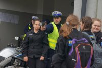 Policjanci i uczennice PZS w Lędzinach podczas &quot;Dnia przedsiębiorczości&quot;