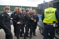 Policjant i uczennice PZS w Lędzinach podczas &quot;Dnia przedsiębiorczości&quot;