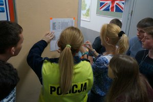 Policjantka i nauczycielka PZS w Lędzinach wywieszają wyniku turnieju