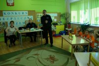 Policjanci, dyrektor przedszkola i przedszkolaki