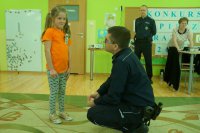 Policjant i dziewczynka