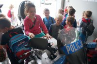 Dziewczynka na policyjnym motocyklu