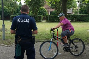 Policjant i chłopiec na rowerze