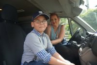 Chłopiec i opiekunka w radiowozie