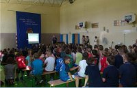 Policjant i uczniowie w szkole