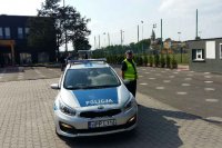 Policjant przy radiowozie na zabezpieczeniu w Bojszowach