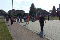 Mieszkańcy i policjanci na zabezpieczeniu w Bojszowach