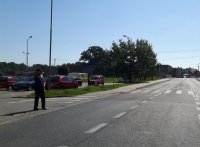 Policjant podczas zabezpieczenia trasy przejazdu