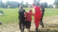 policjanci, służba medyczna i kobieta