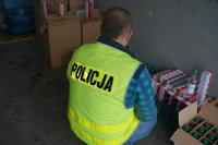 Policjant z zabezpieczonym towarem