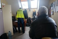 Policjant i zatrzymany mężczyzna