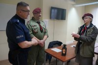 Policjant i harcerze