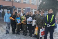 Policjantka wychowawca i uczniowie PZS w Lędzinach