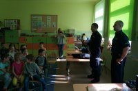 Policjanci i przedszkolaki na prelekcji