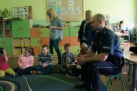 Policjant i przedszkolaki na prelekcji