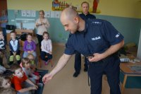 Policjanci i przedszkolaki na prelekcji