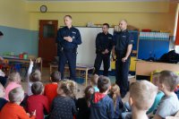 Policjanci i przedszkolaki na prelekcji