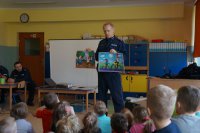 Policjanci i przedszkolaki na prelekcji