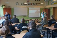 Policjant, wychowawca i uczniowie na prelekcji