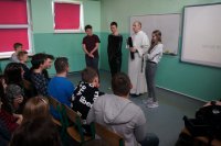 ojciec Paweł Adamik wraz z młodzieżą
