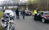policjanci wraz z motocyklistami
