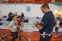 Policjant i uczestnik turnieju