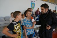Uczniowie udzielają wywiadu dziennikarzowi radia eM