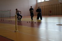 Policjanci i uczestnik turnieju