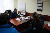 Uczniowie klasy mundurowej i Pierwszy Zastępca Komendanta Powiatowego Policji w Bieruniu