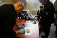Uczniowie klasy mundurowej i technik kryminalistyki w KPP Bieruń